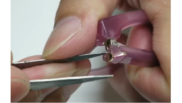 鏡框板材粘鍍鋅件KJ-1406快干膠應(yīng)用案例