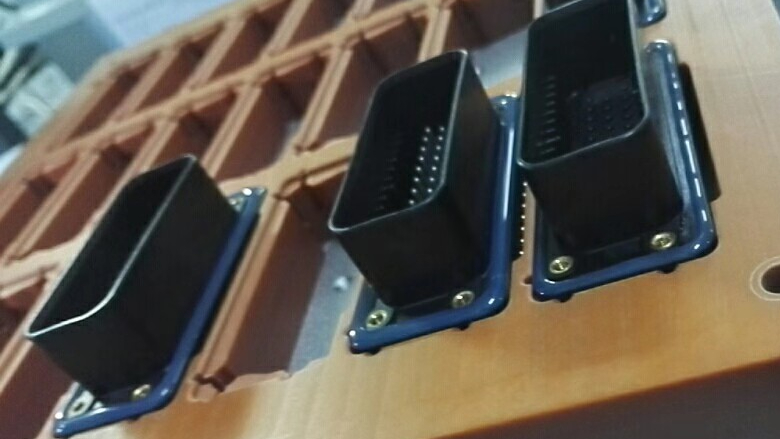 粘汽車連接器膠水KJ-998-5T，生產(chǎn)新能源汽車配件的必備產(chǎn)品。